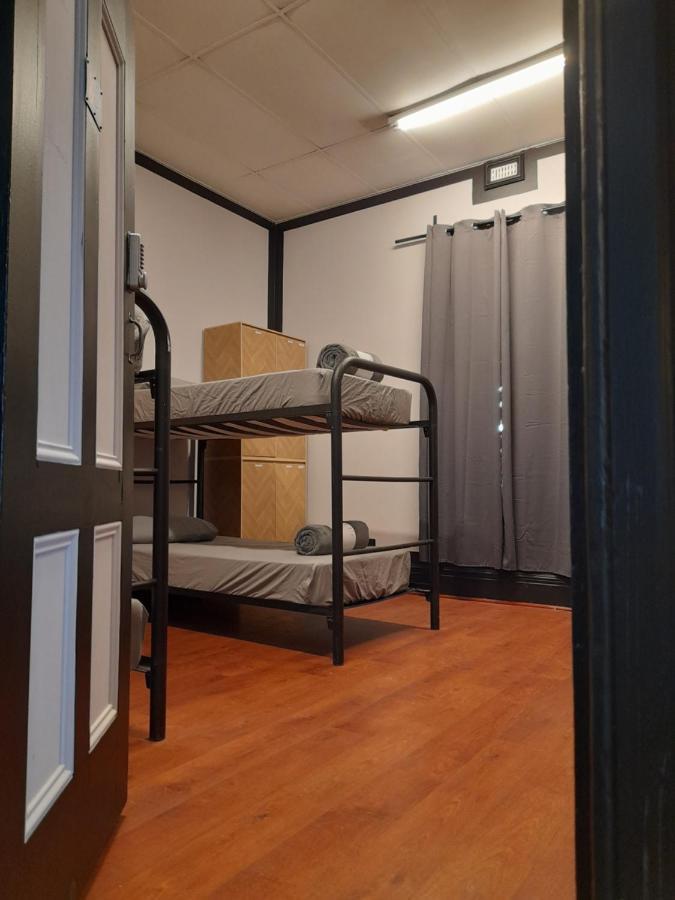 Ozi Backpackers - -valid Passport Required * Perth