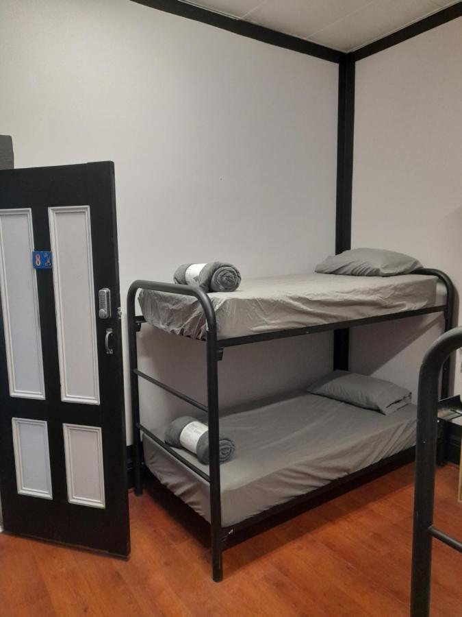 Ozi Backpackers - -valid Passport Required Hostel *