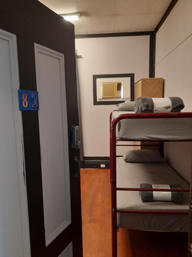 Ozi Backpackers - -valid Passport Required Hostel