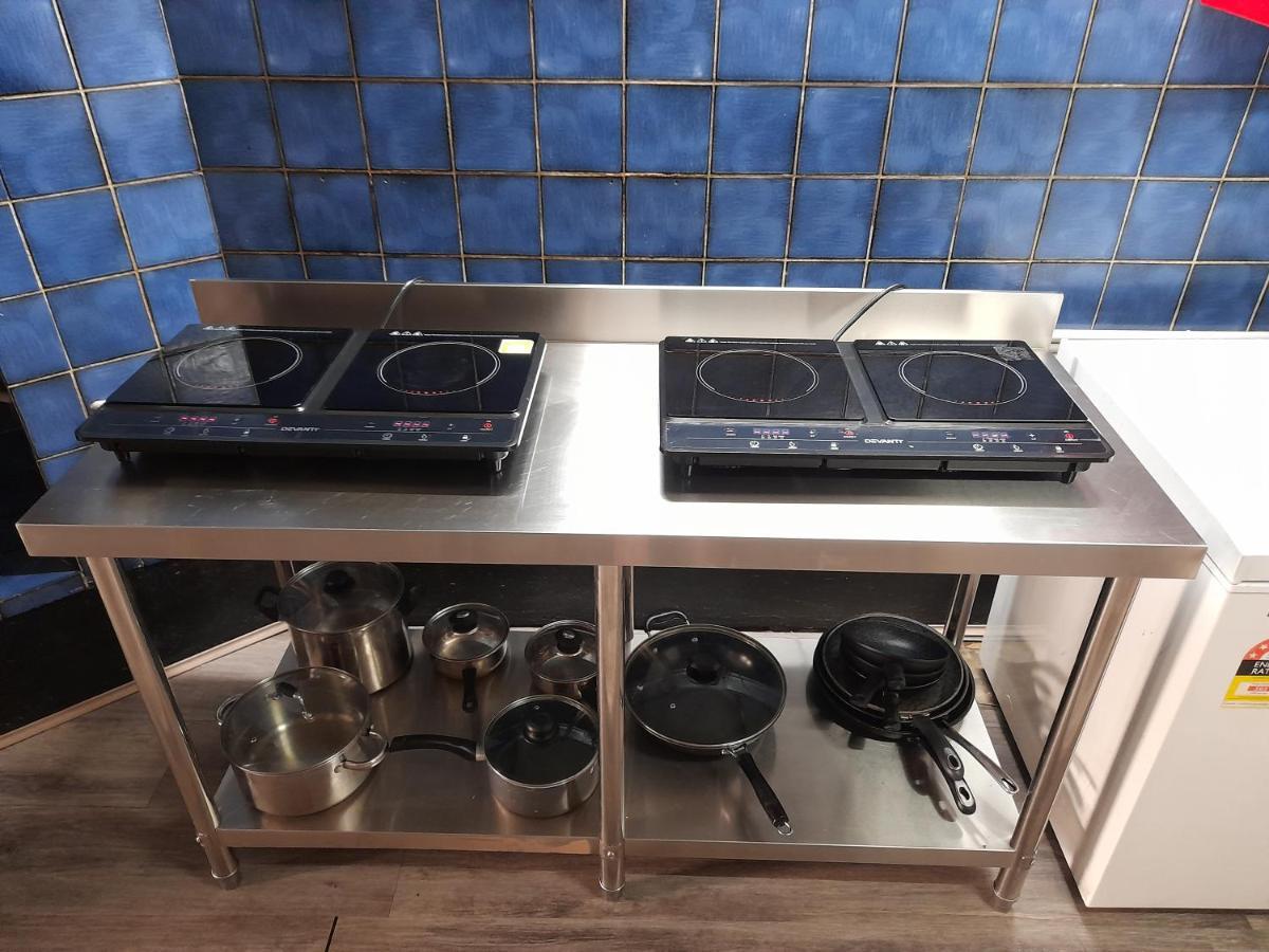 Ozi Backpackers - -valid Passport Required Hostel