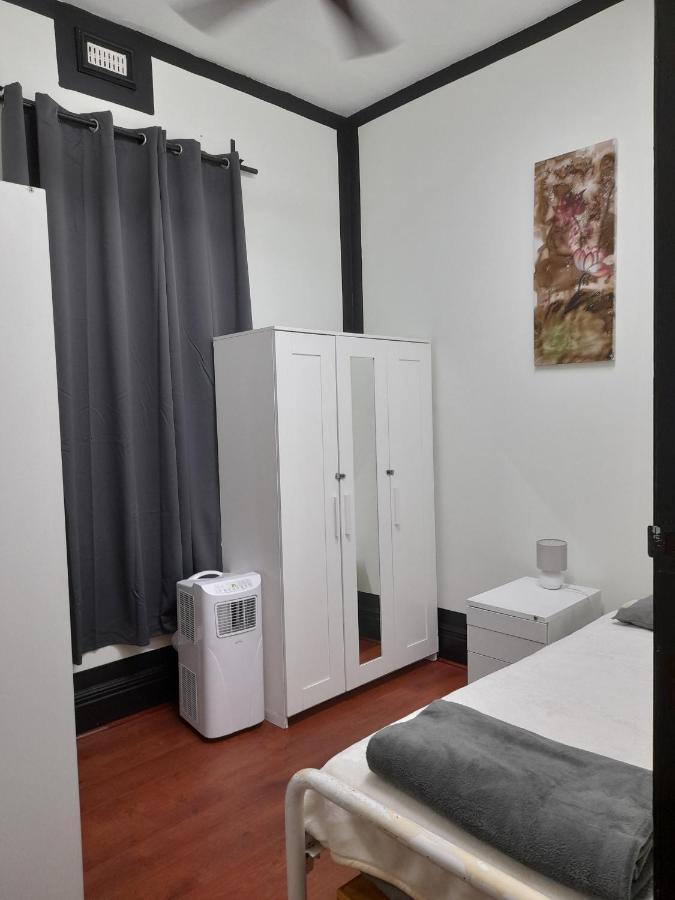 Ozi Backpackers - -valid Passport Required Hostel