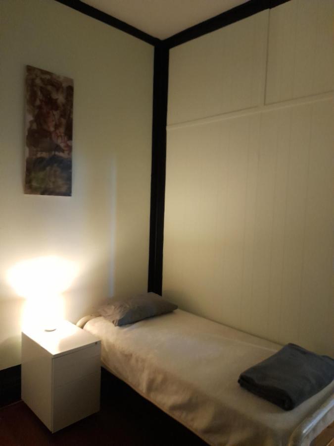 Ozi Backpackers - -valid Passport Required Perth