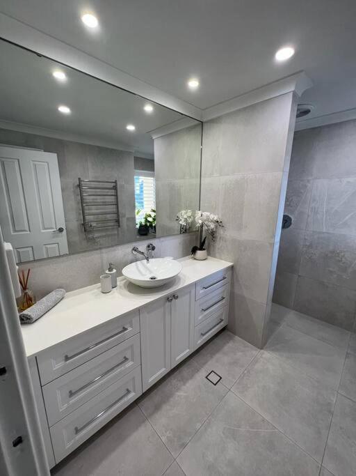 Stunning! 'new York Style' Roof 2 Car Apartment *