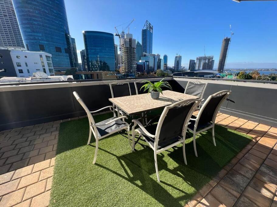 Stunning! 'new York Style' Roof 2 Car Apartment *