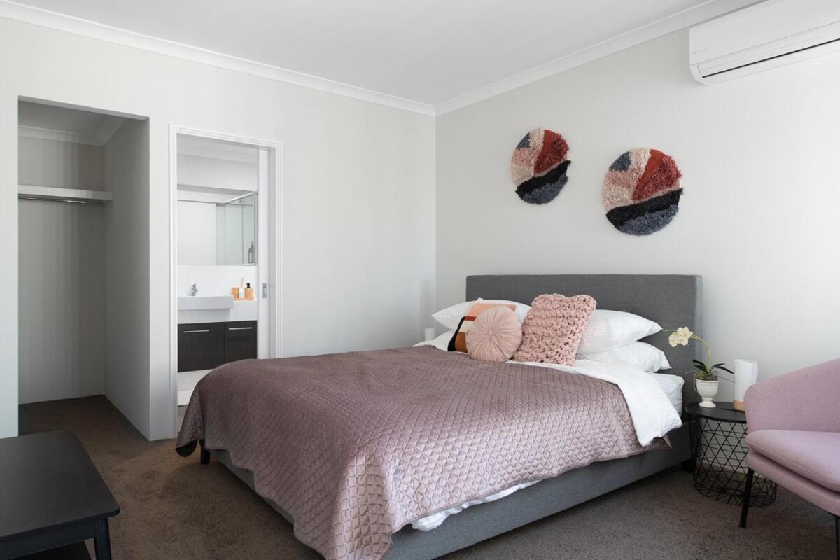 Apartment Bright Trendy 2bdrm - Walk To River & Shops *