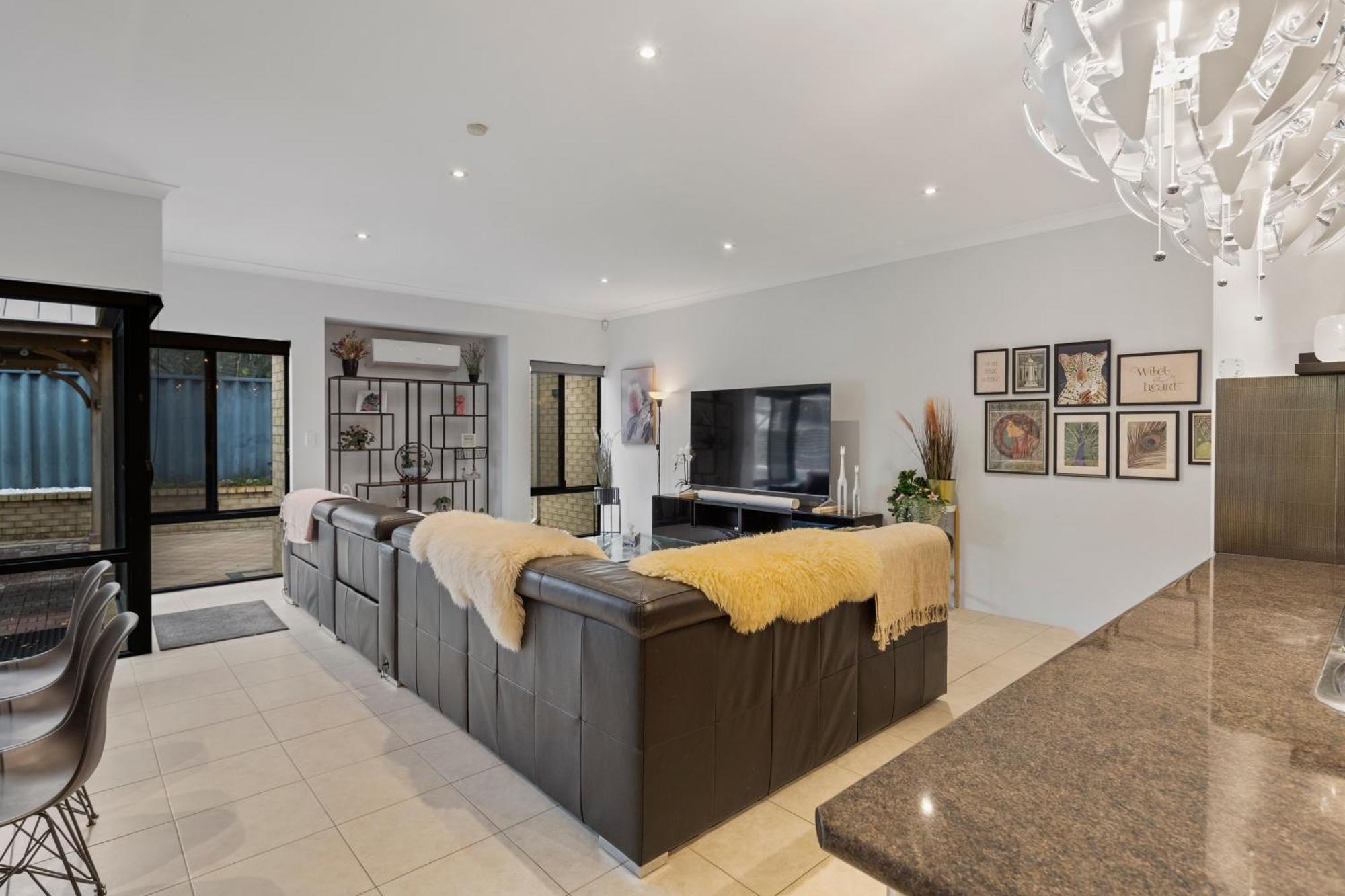 13 Family In Morley Sleeps 8 Comfortably