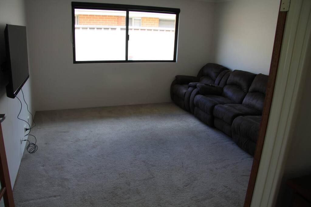 Southern River Family Accommodation. Free Wifi Holiday home