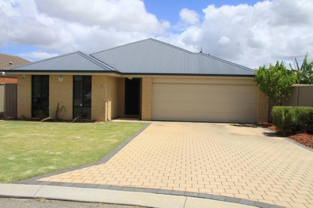 Southern River Family Accommodation. Free Wifi Holiday home Perth