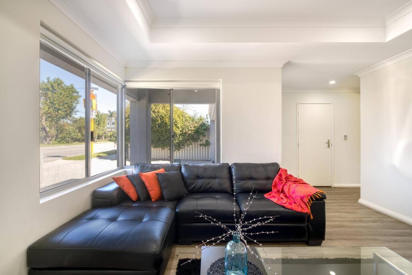 Belmont Beauty - Relaxing Poolside For Families *