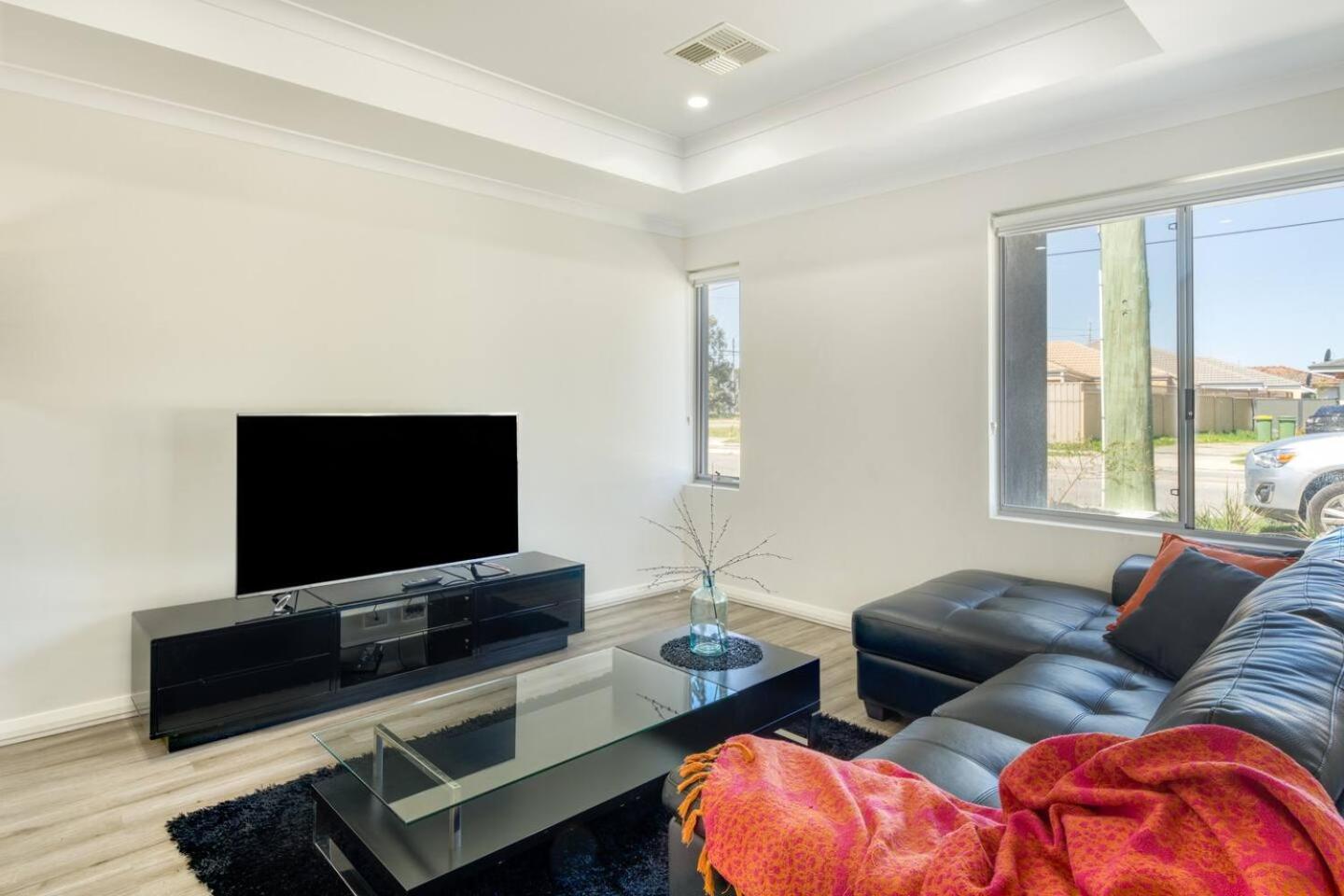 Belmont Beauty - Relaxing Poolside For Families Perth