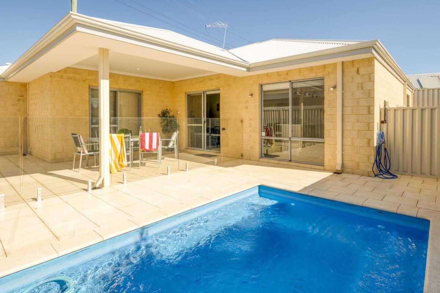 Belmont Beauty - Relaxing Poolside For Families Villa