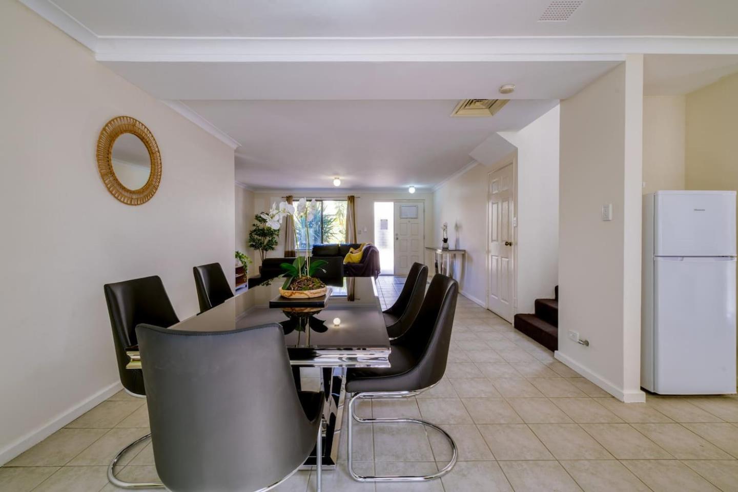 Belmont Comfort - And Light-filled Holiday home