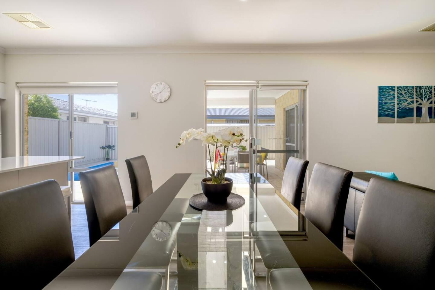 Villa Belmont Beauty - Relaxing Poolside For Families Perth
