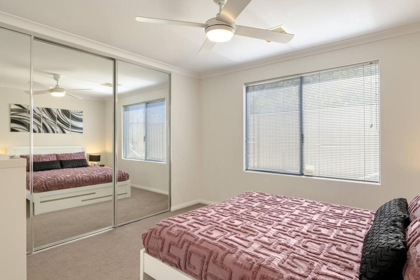 Villa Belmont Beauty - Relaxing Poolside For Families Perth
