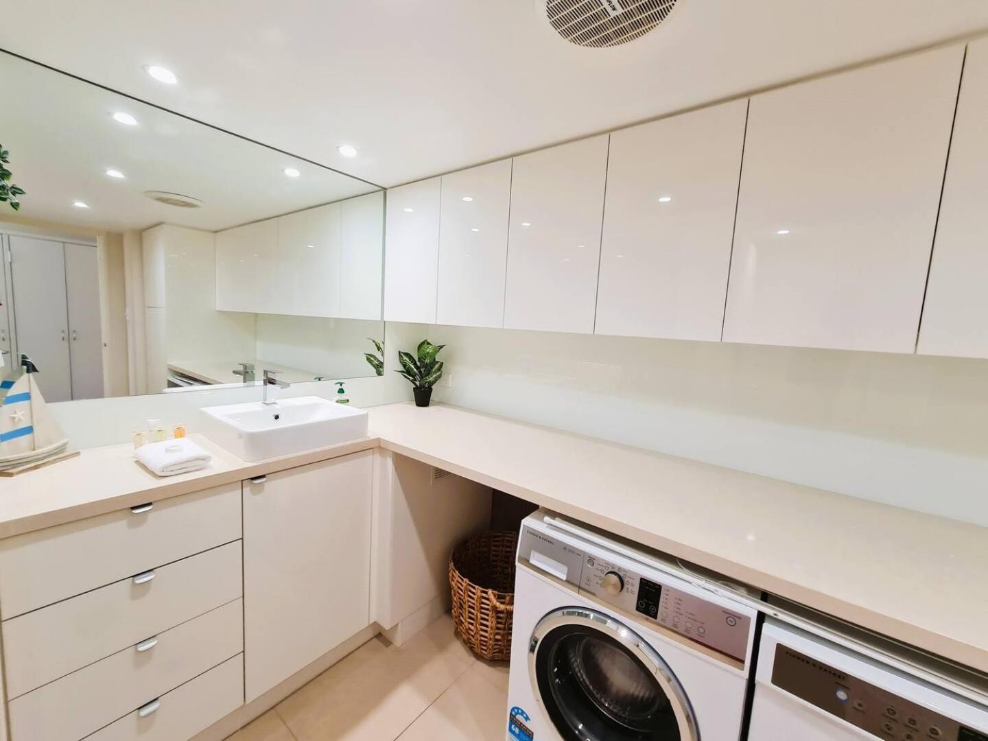 Apartment Clifton On Scarborough - Absolute Beachfront
