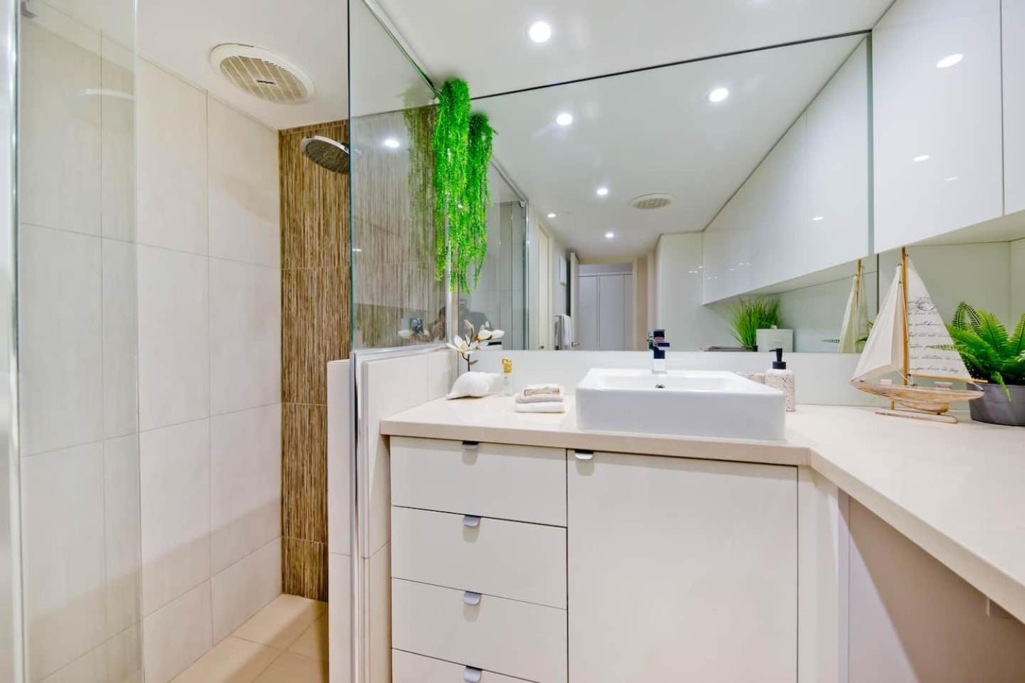 Apartment Clifton On Scarborough - Absolute Beachfront