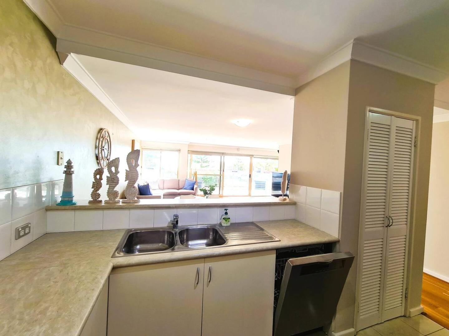 Apartment Clifton On Scarborough - Absolute Beachfront