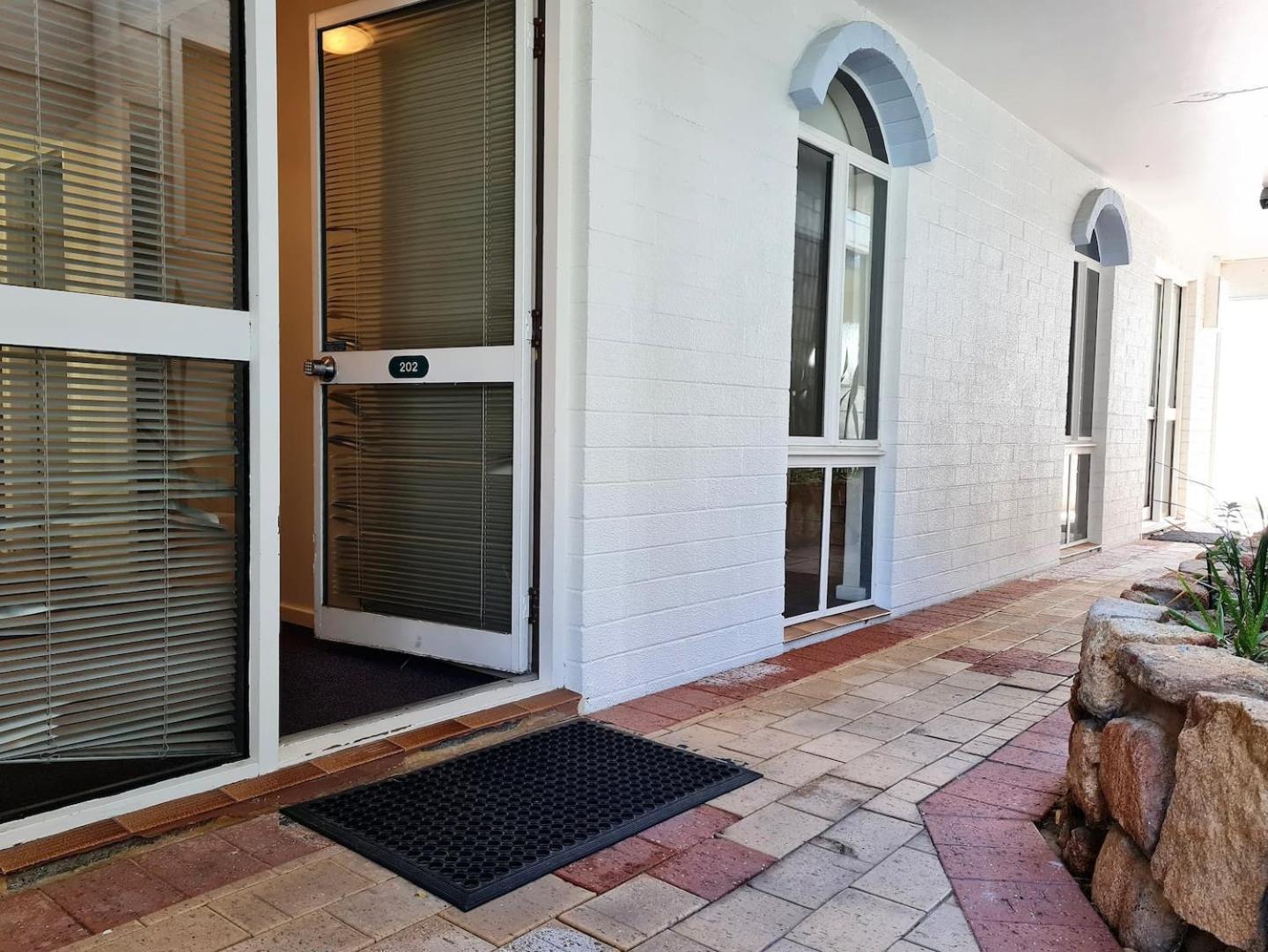 Apartment West Lagoon 202 - Quiet & Ground Floor! Perth
