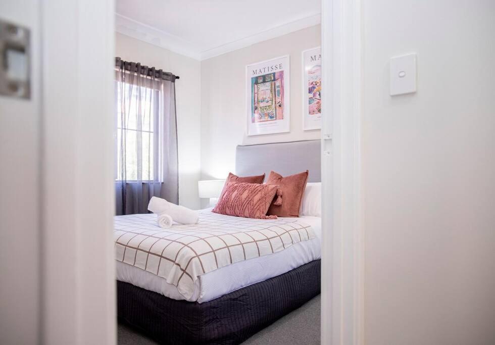 Stunning Northbridge Townhouse W Off St Parking Holiday home *