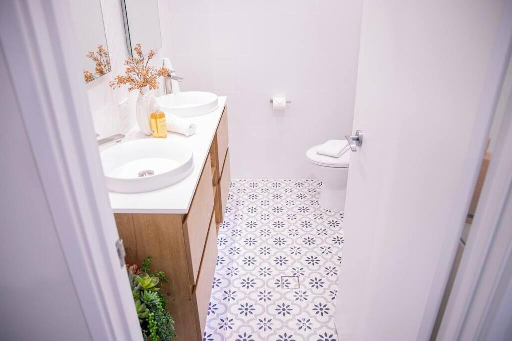 Stunning Northbridge Townhouse W Off St Parking Holiday home Perth