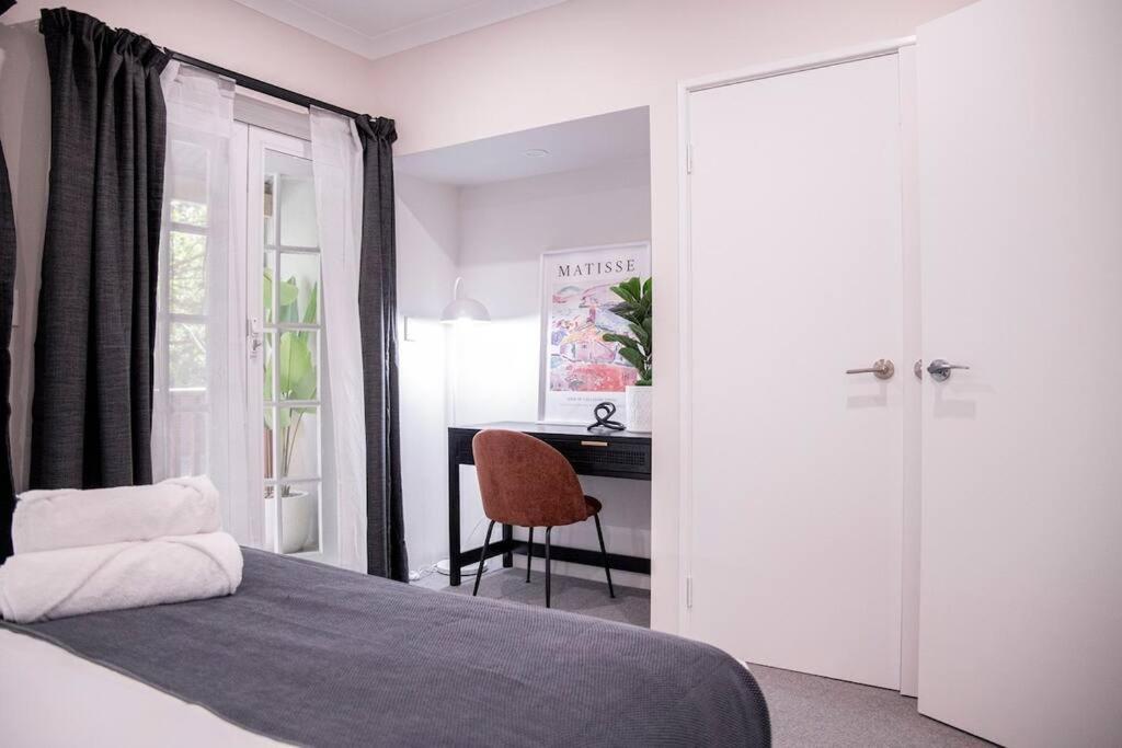 Stunning Northbridge Townhouse W Off St Parking Holiday home Perth