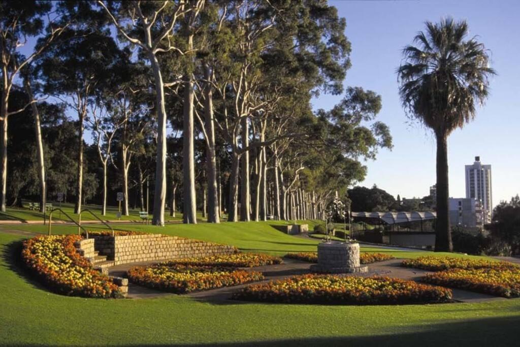 Holiday home Stunning Northbridge Townhouse W Off St Parking