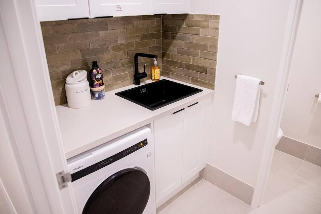 Stunning Northbridge Townhouse W Off St Parking Holiday home *