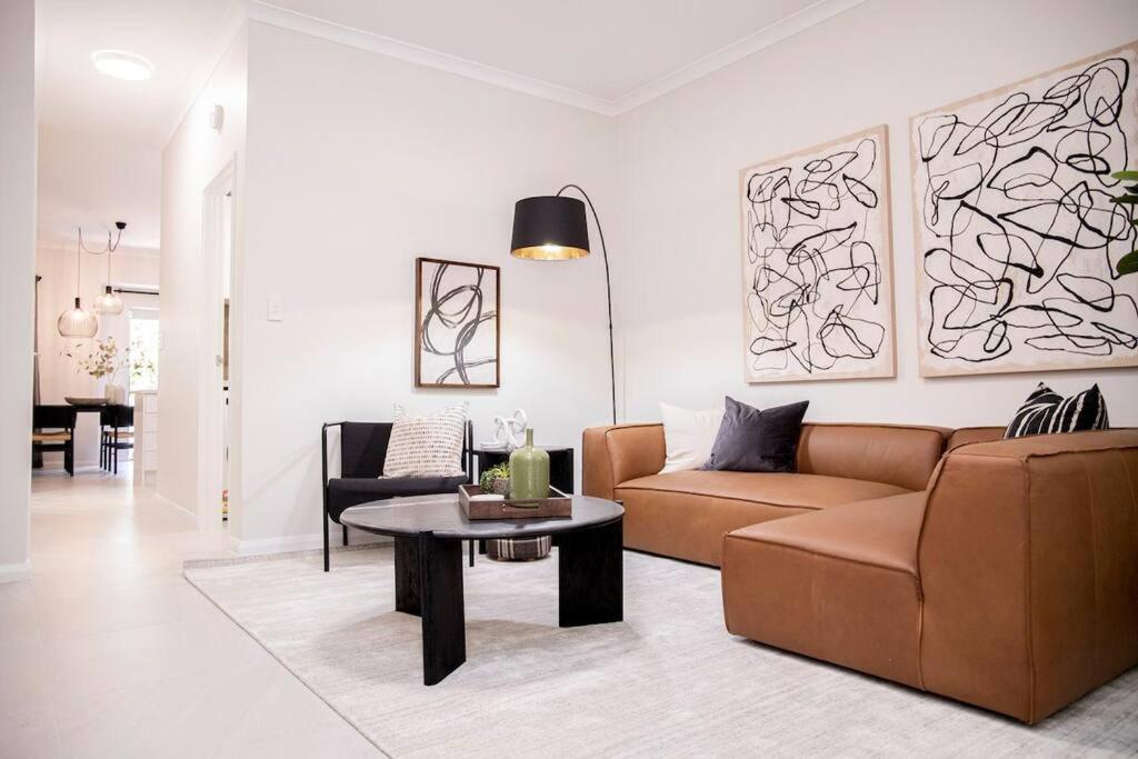 Holiday home Stunning Northbridge Townhouse W Off St Parking Perth
