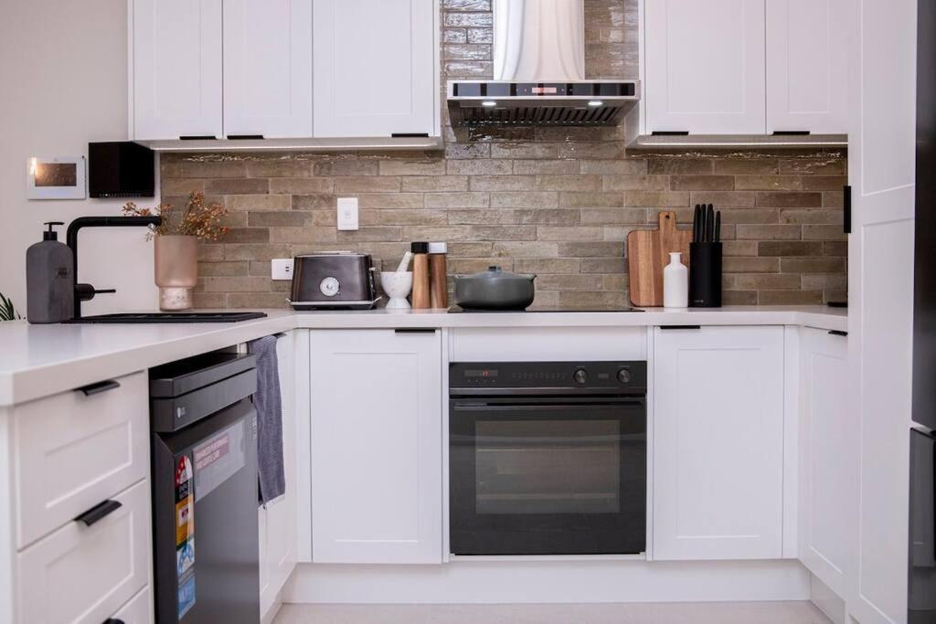 Stunning Northbridge Townhouse W Off St Parking Holiday home *