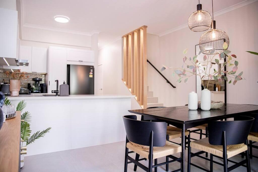 Stunning Northbridge Townhouse W Off St Parking Holiday home Perth