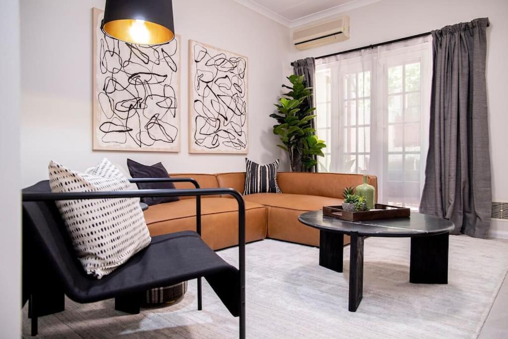 Stunning Northbridge Townhouse W Off St Parking Holiday home Perth