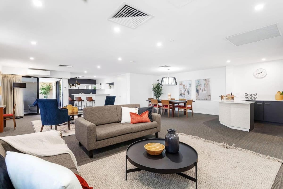 Large Luxe Penthouse Fully Equipped Cbd