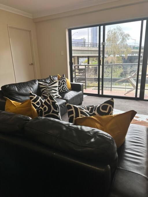 & Pool View 2bedroom-1 King Bd And 2 Single Bd Apartment *