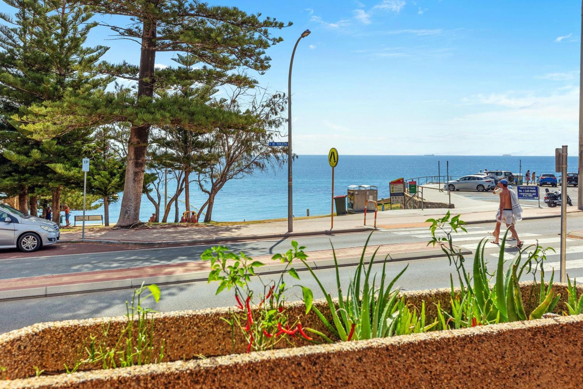 Apartment 10 Cottesloe - Steps From - Sleeps 3-wifi