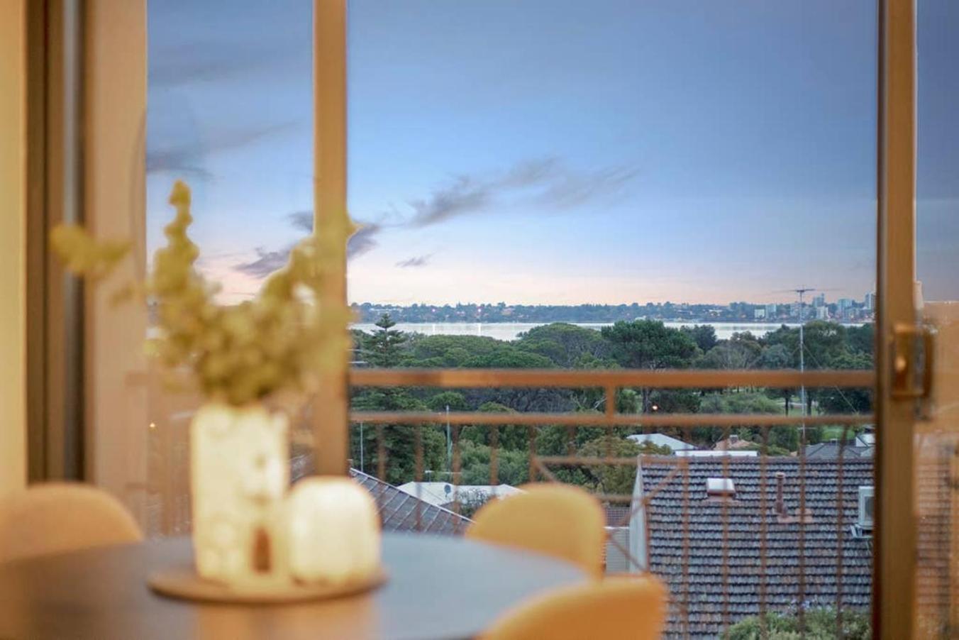 1 Bdr Stunning Views South