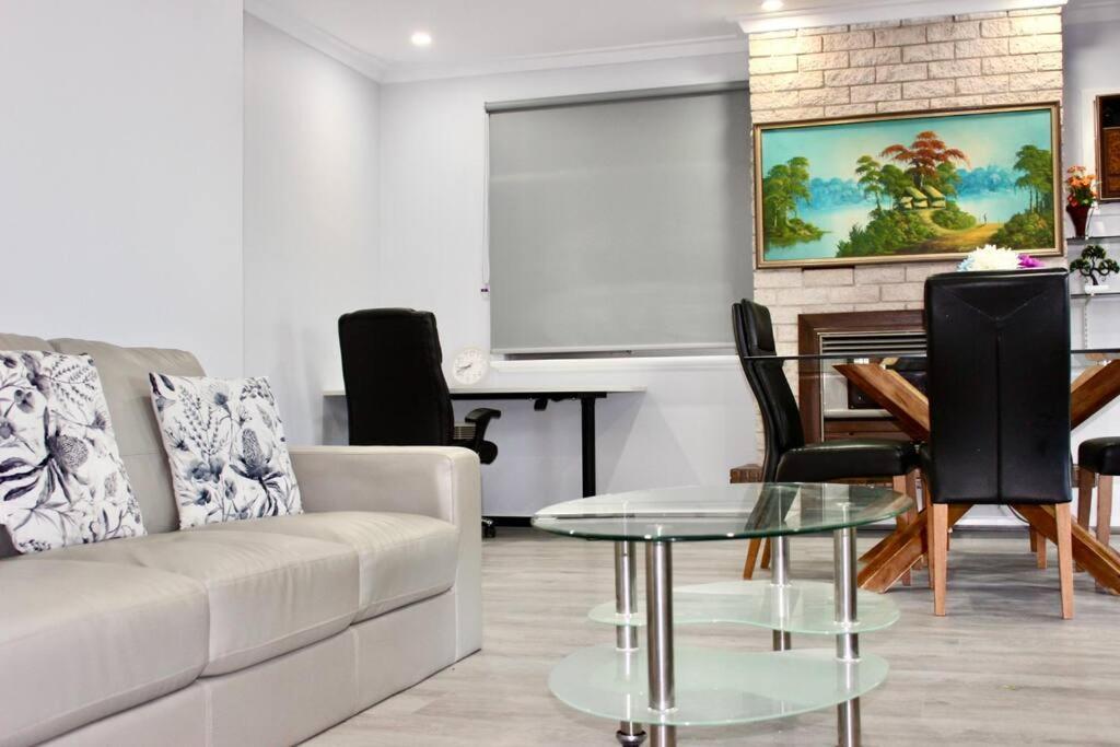 The Eclectic Convenience Of Perth- Twelve Mins To Airport Holiday home *