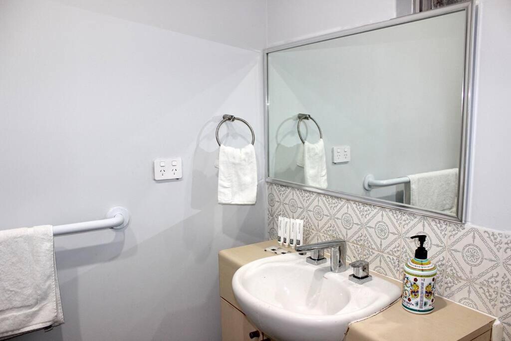 Holiday home The Eclectic Convenience Of Perth- Twelve Mins To Airport Perth