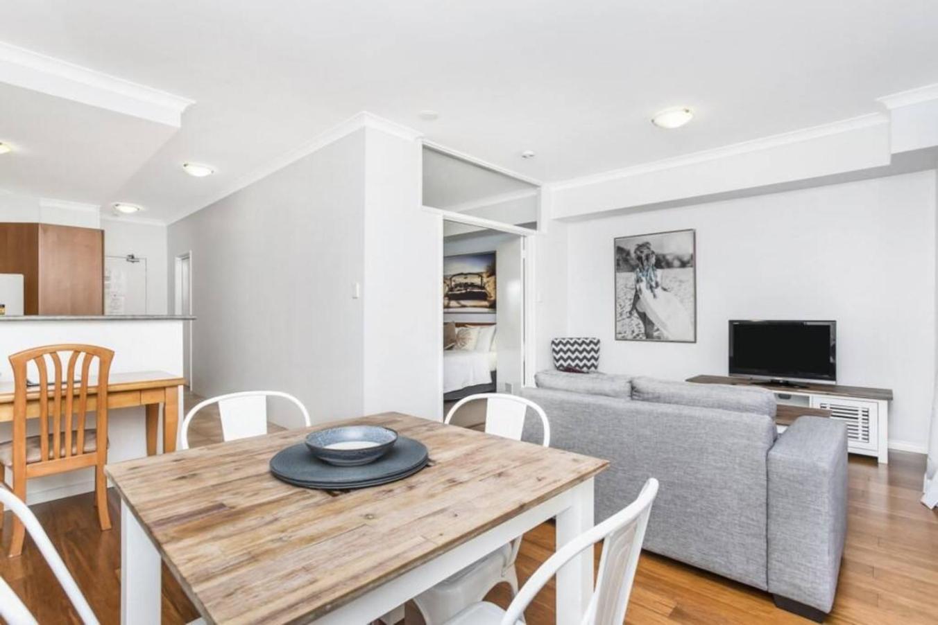 6 Executive Eastside Parking, Gym & Pool Apartment