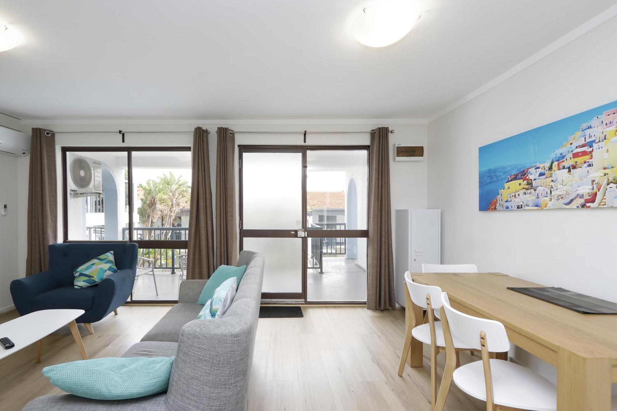 Light & Bright Apartment, 5 Minute Walk To The