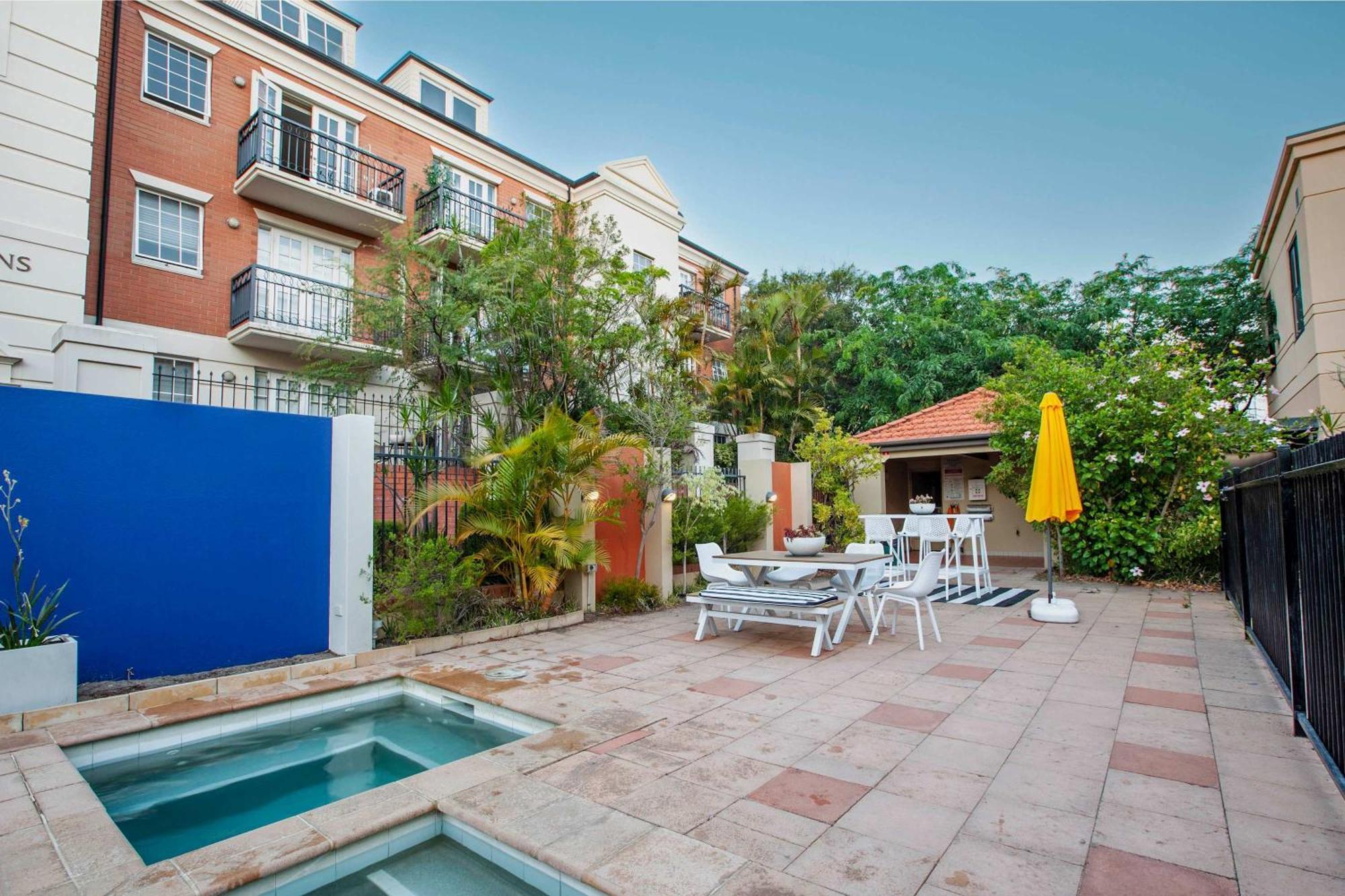 Spacious 3-level Townhouse With Pool In Northbridge * Perth