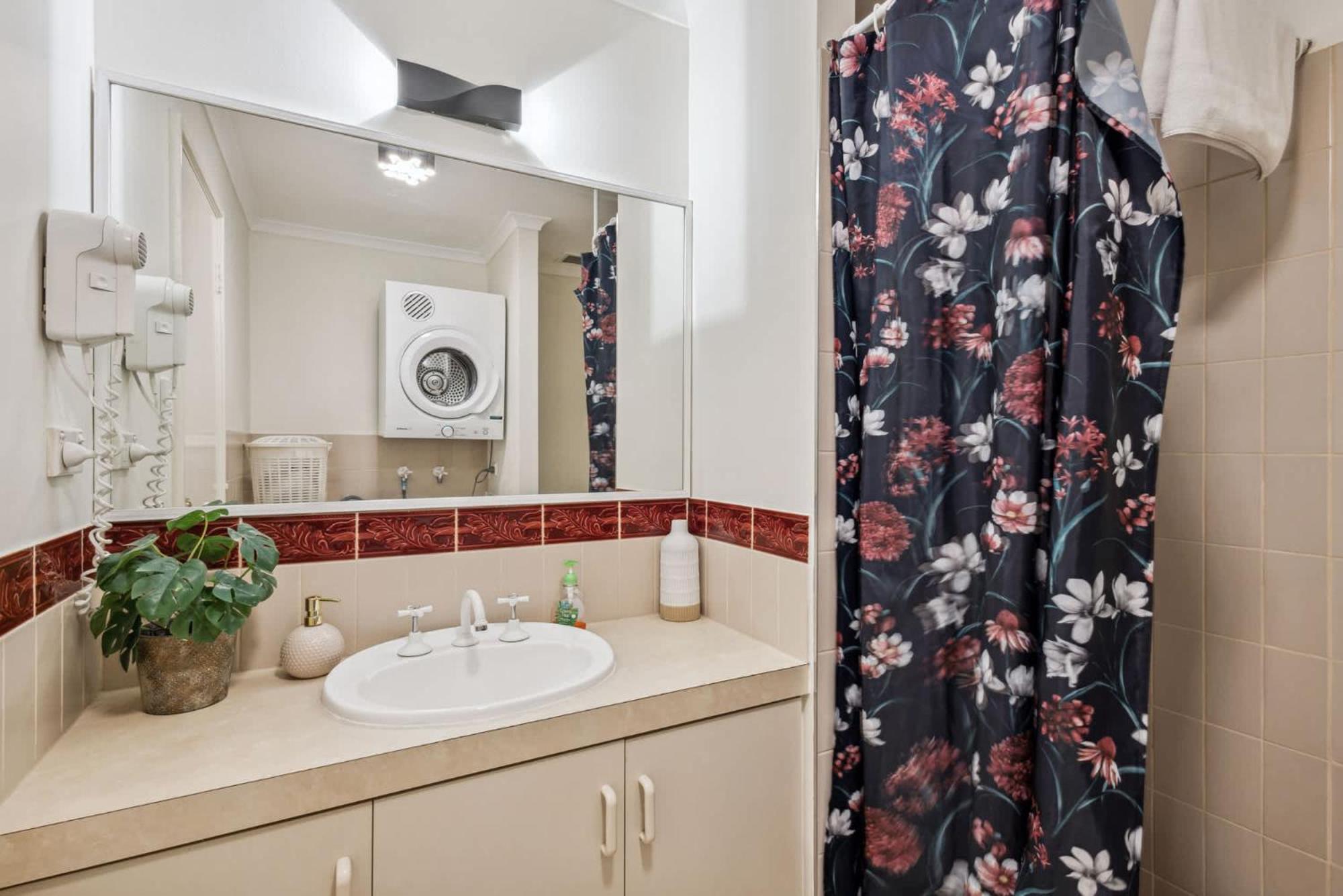 Holiday home Spacious 3-level Townhouse With Pool In Northbridge Perth