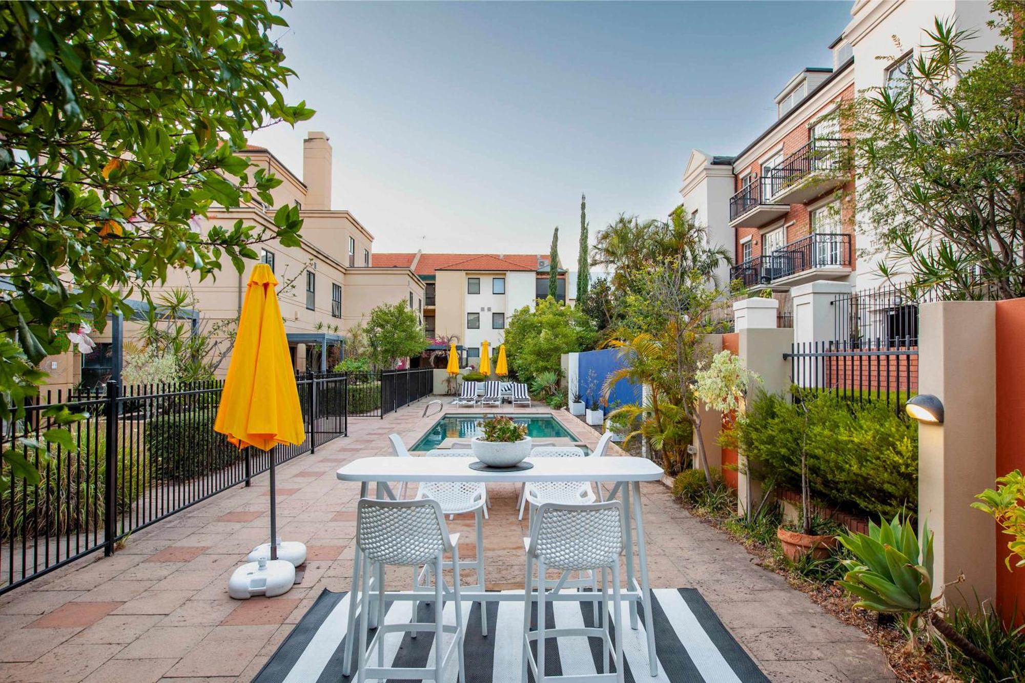Spacious 3-level Townhouse With Pool In Northbridge Perth