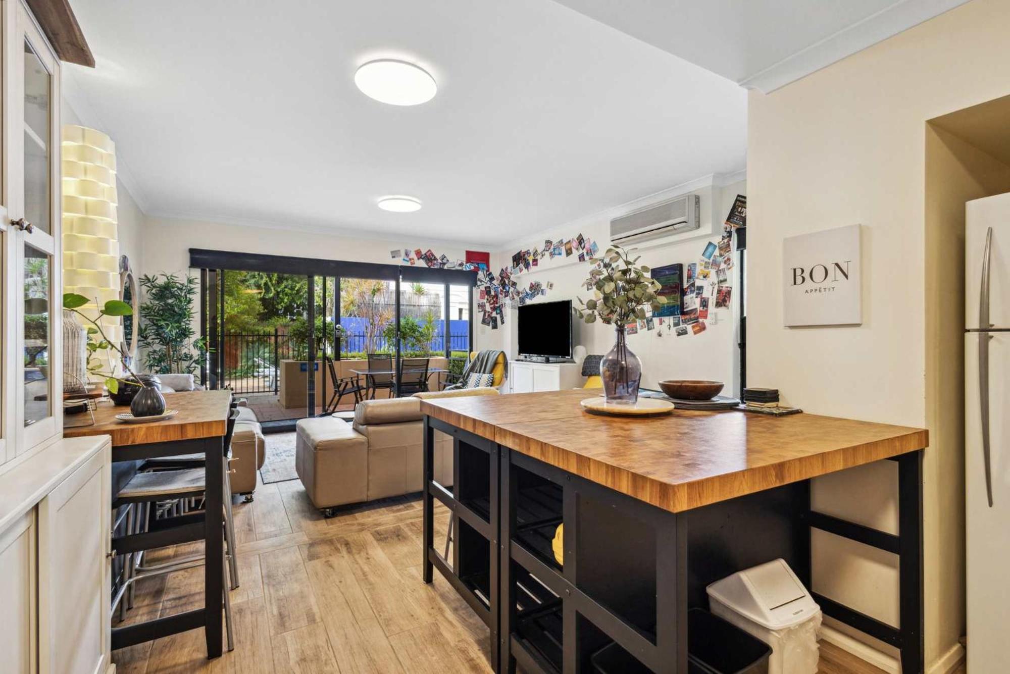 Spacious 3-level Townhouse With Pool In Northbridge