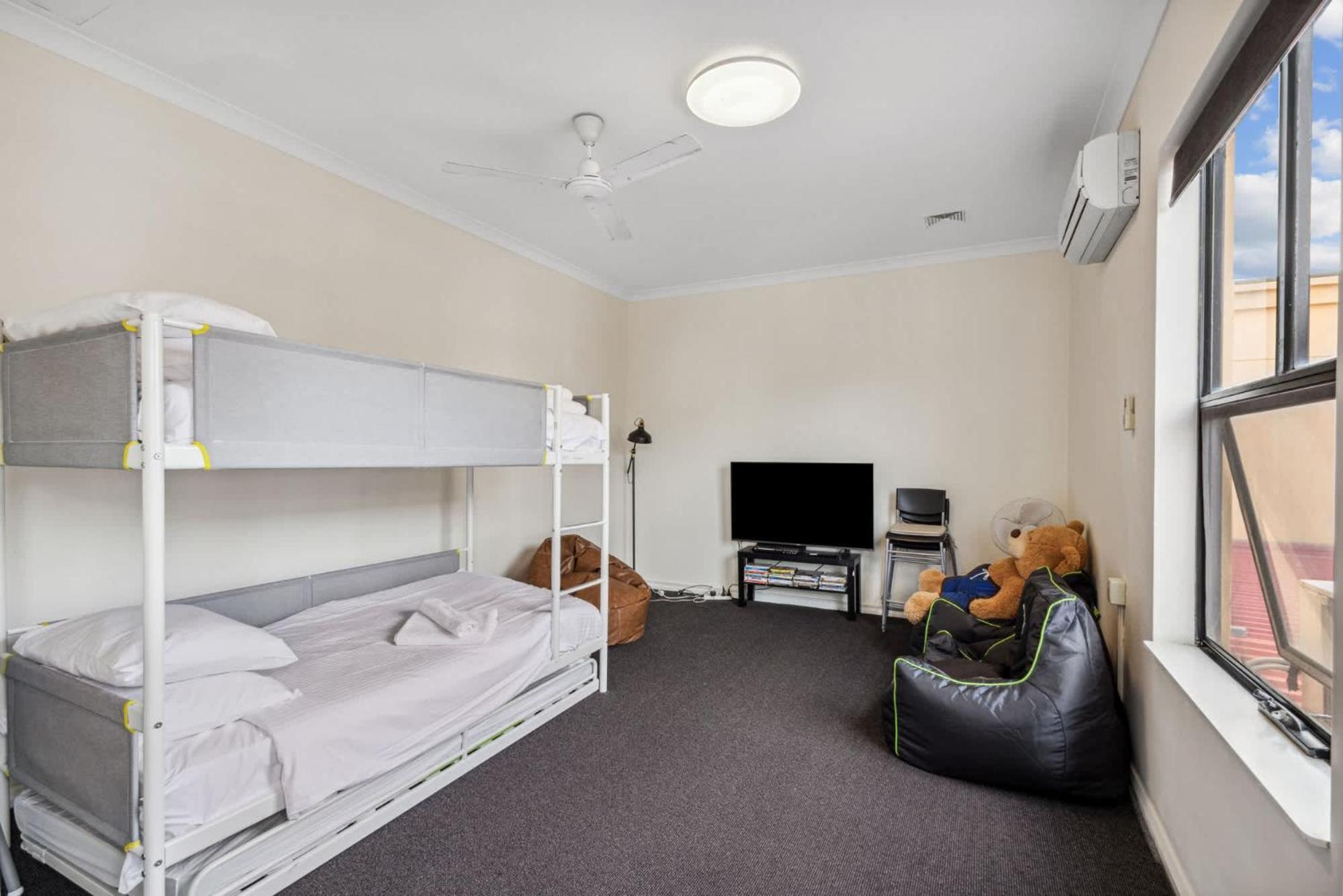 Spacious 3-level Townhouse With Pool In Northbridge Perth