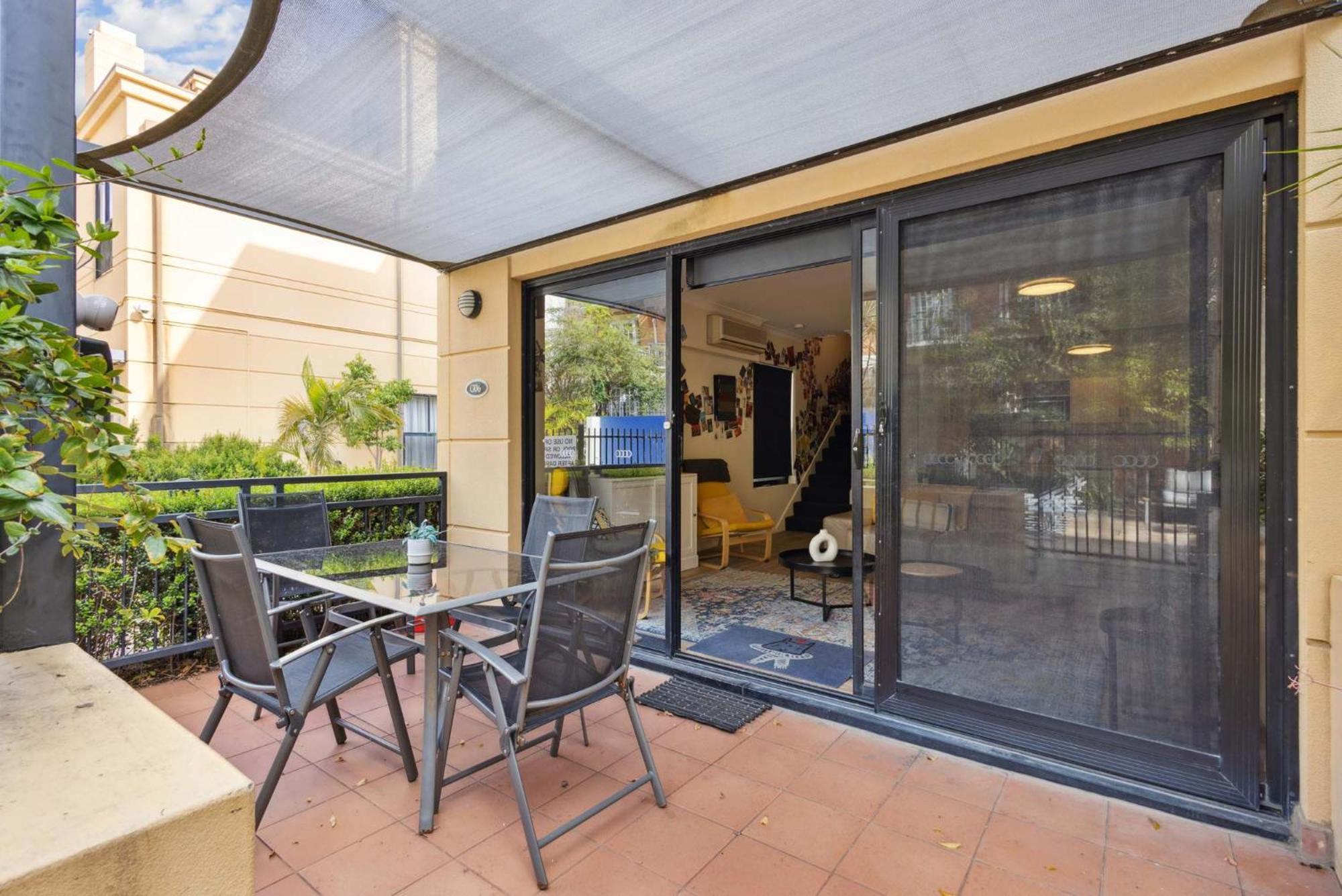 Spacious 3-level Townhouse With Pool In Northbridge Holiday home Perth