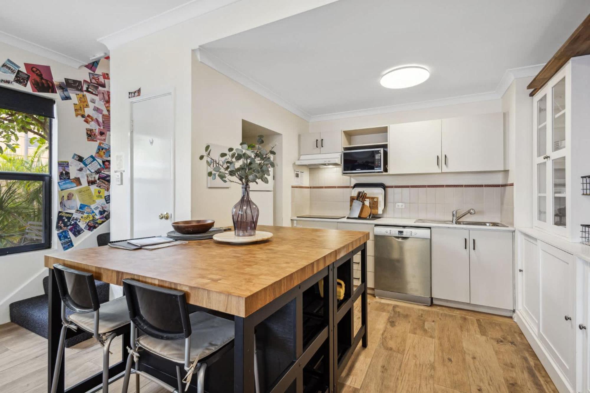 Spacious 3-level Townhouse With Pool In Northbridge Holiday home