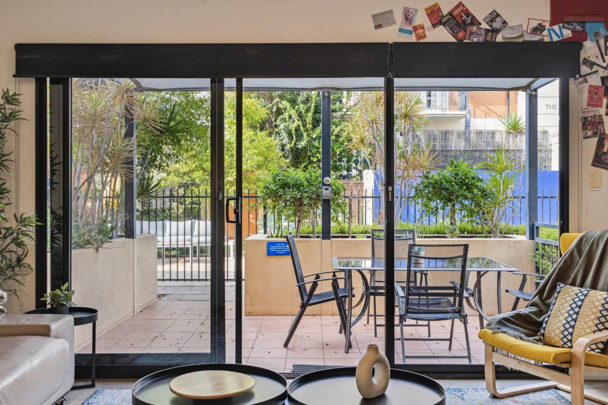 Spacious 3-level Townhouse With Pool In Northbridge Perth