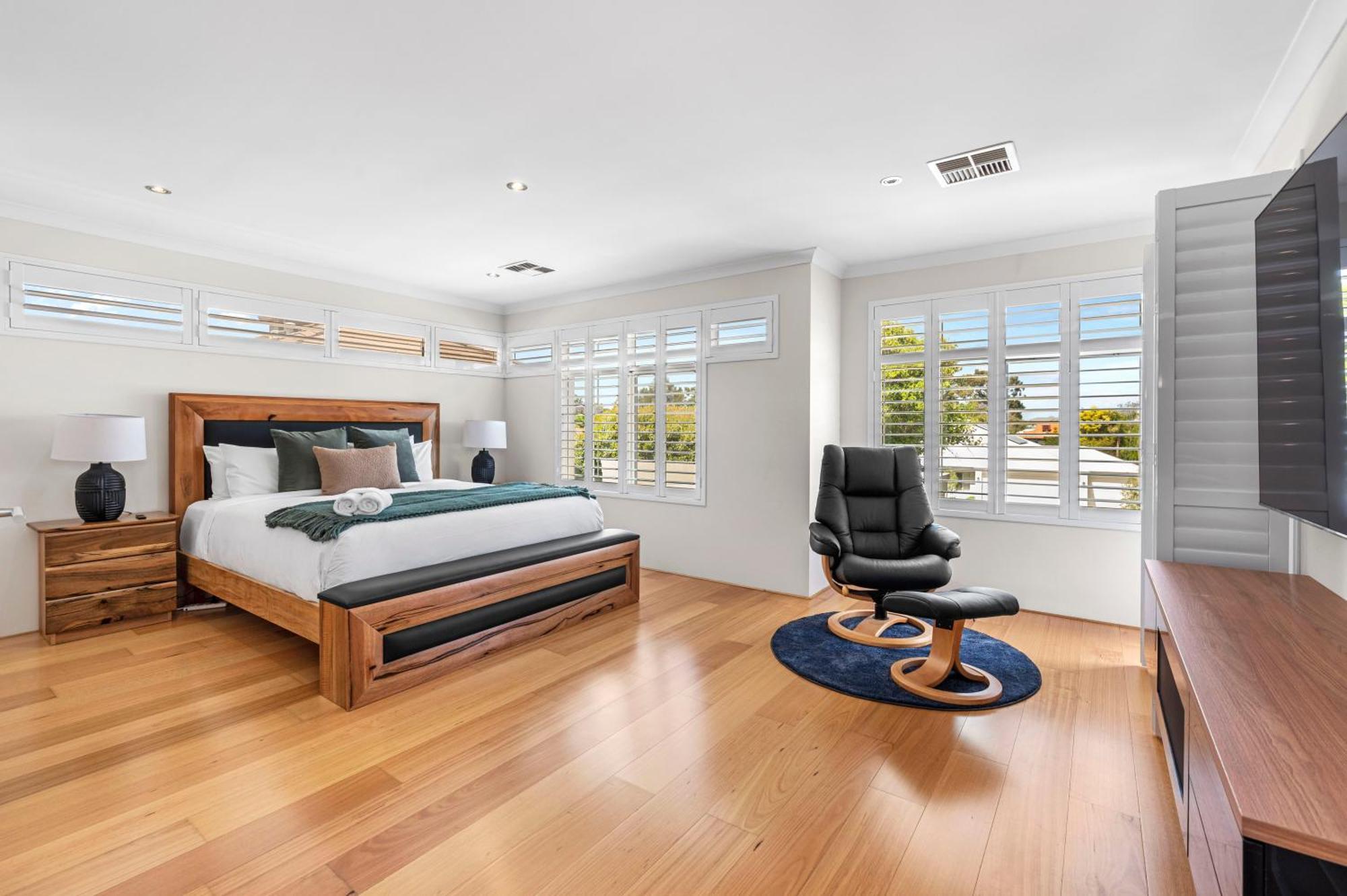 Holiday home 10 Majestic Maylands 4brwalk To River! *