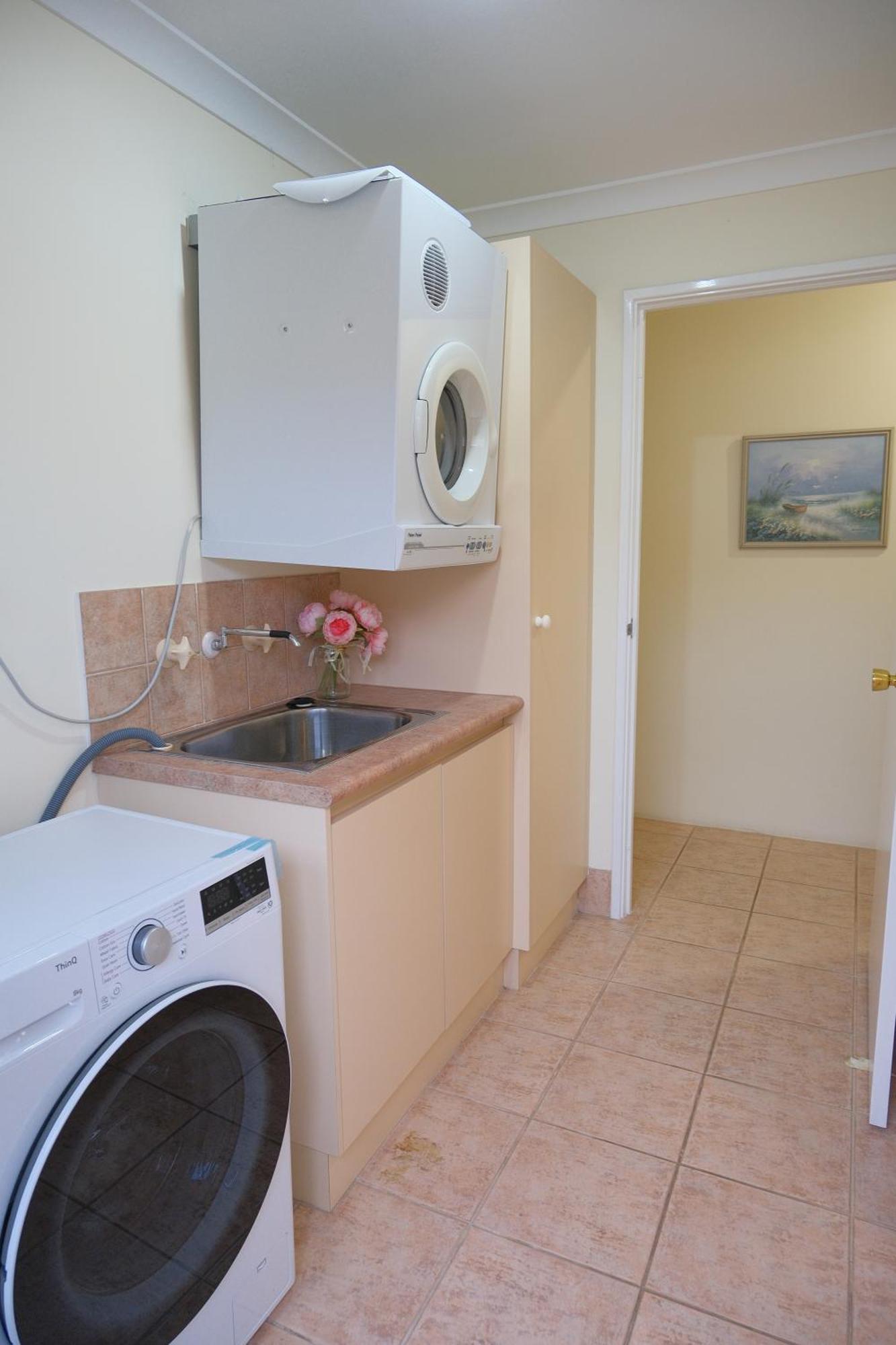Airport 6br Haven - Quiet Yard & Ac *