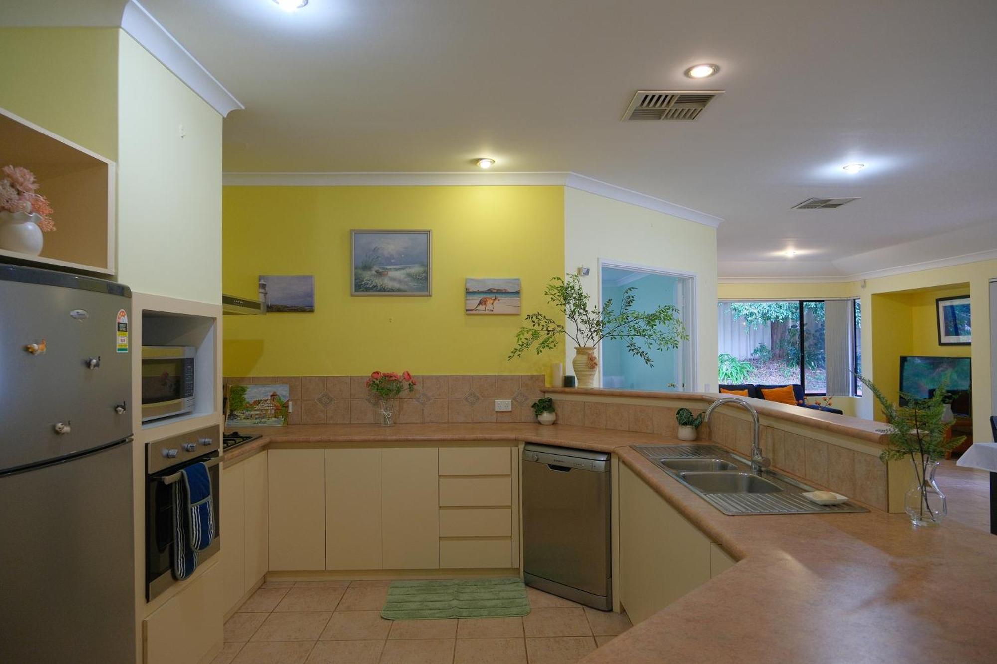 Airport 6br Haven - Quiet Yard & Ac Holiday home *